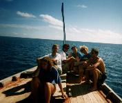 [Die Taucher auf dem R&uuml;ckweg vom Tauchen. VLNR: Helen(?), Sven, 2 Japaner(?), Albert, Uwe]