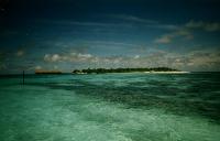 Die Insel Velidhu im Ari Atoll auf den Malediven, fotografiert bei der Einfahrt durch den Koralleng&uuml;rtel